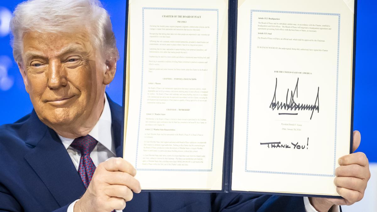 El presidente de Estados Unidos sostiene la carta fundacional de la "Junta de la Paz", durante el Foro Económico Mundial, en Davos, Suiza.