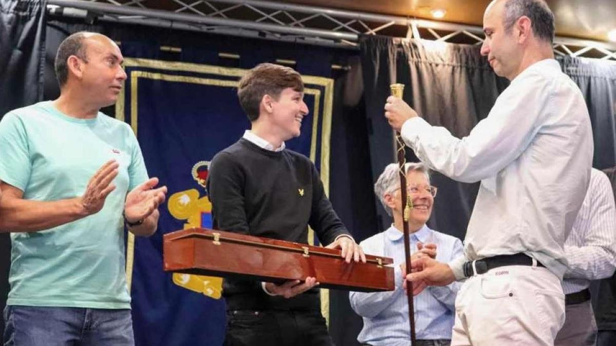 Mariño, líder del PBBI, sujeta el bastón de mando durante la toma de posesión de Pérez Barral (BNG).