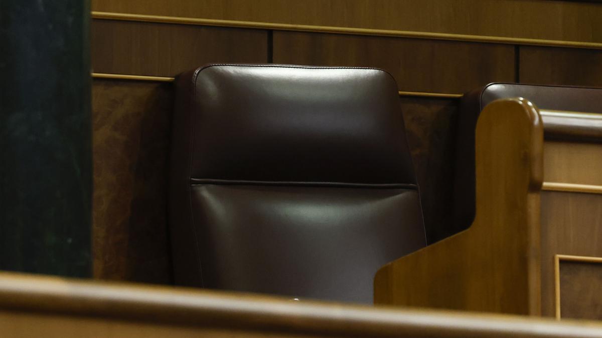 El escaño del ex ministro de Transportes, José Luis Ábalos, permanece vacío durante la sesión de control celebrada, este miércoles, en el Congreso de los Diputados.