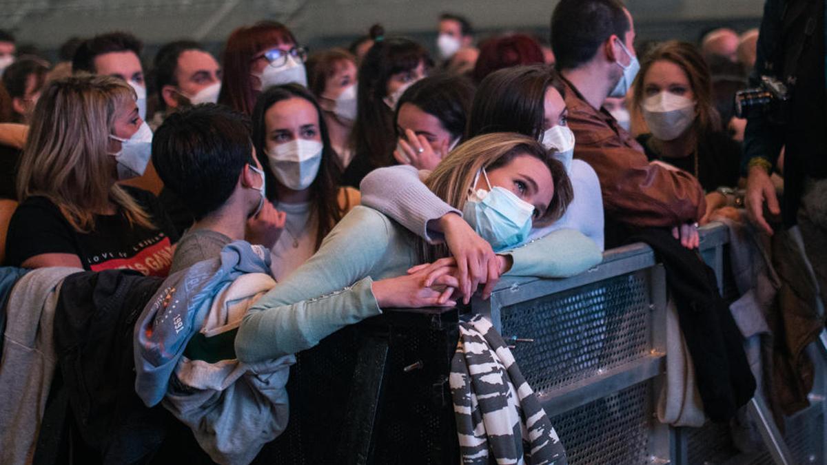 Asistentes abrazados durante el concierto de Love of Lesbian.