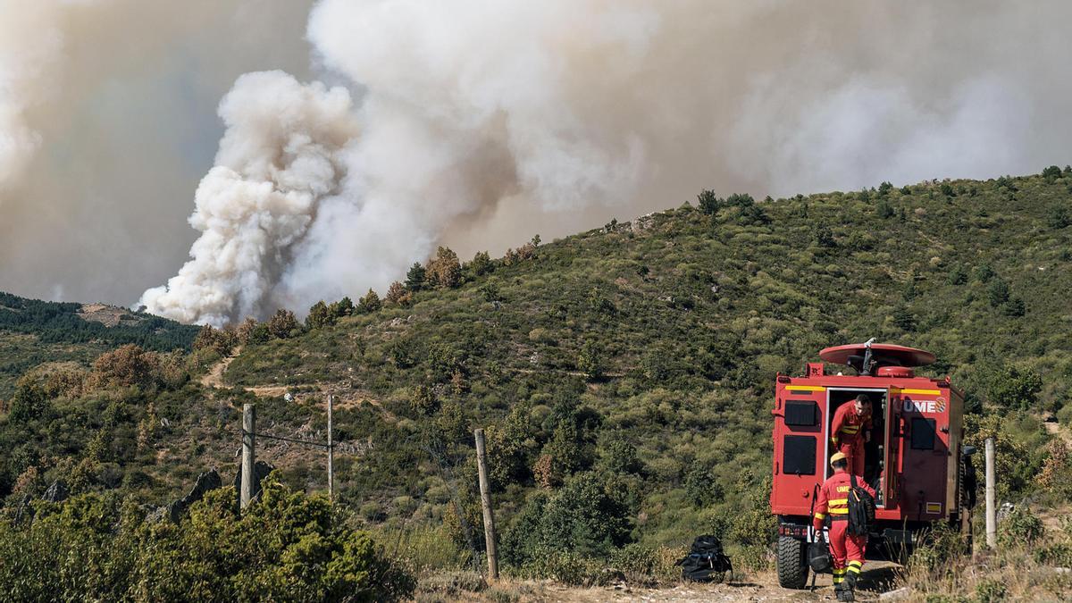 La lluvia mejora la situación del incendio del Pico del Lobo, que ya afecta a 3.000 hectáreas