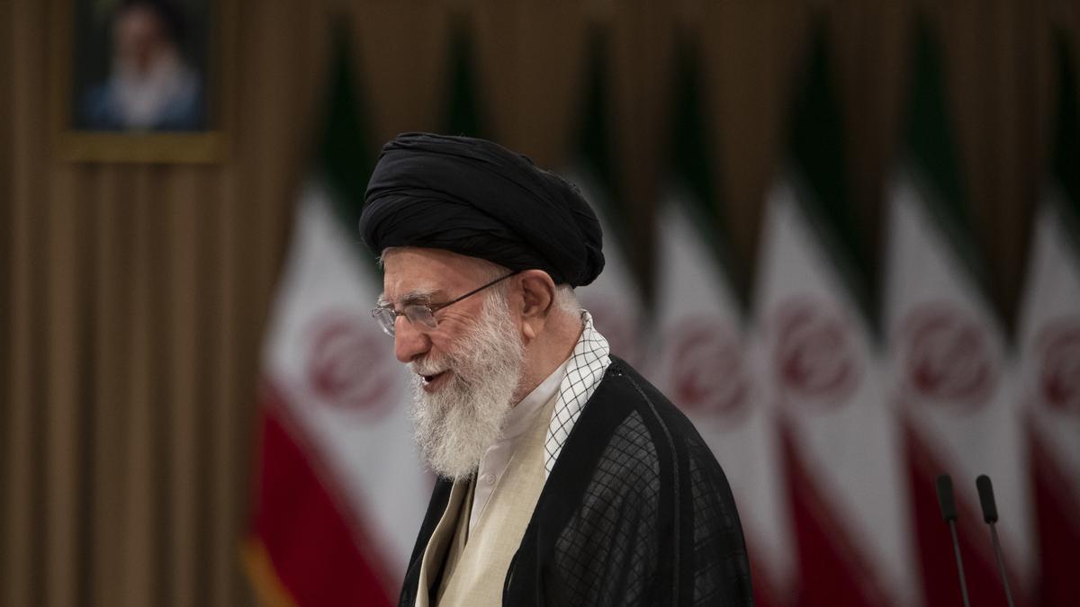 El líder supremo de Irán amenaza a Trump con un 