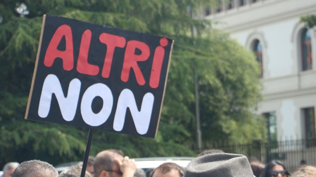 Pancarta en la que puede leerse 'Altri non'