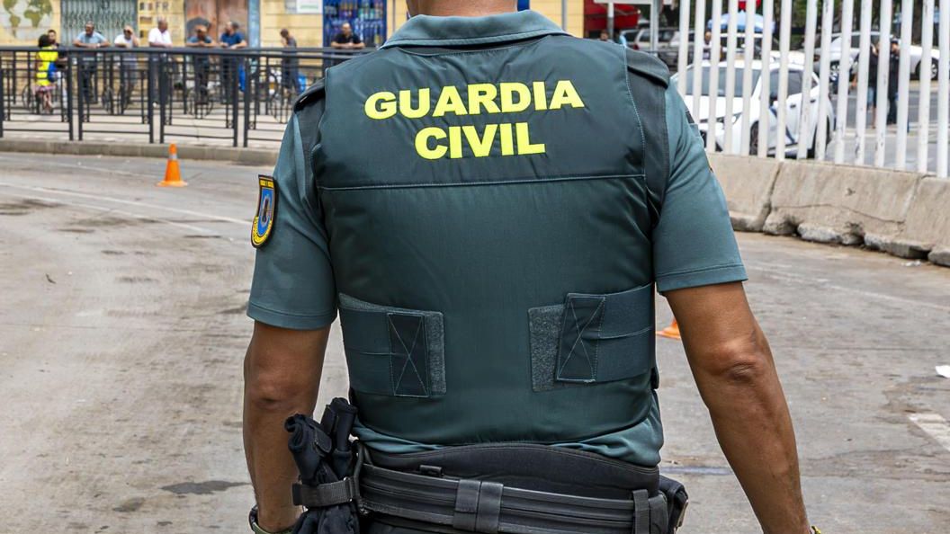 Un guardia civil asesina a su expareja en el cuartel de Llanes y muere abatido a tiros