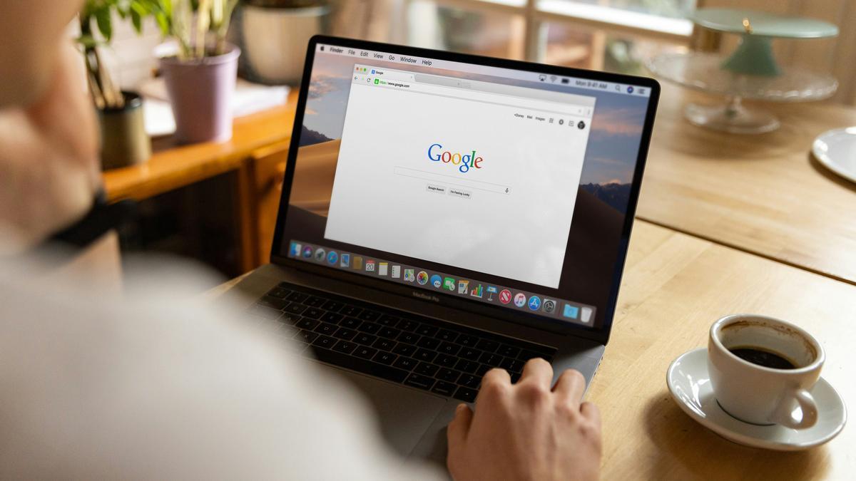 Un usuario se dispone a hacer una búsquerda en Google.