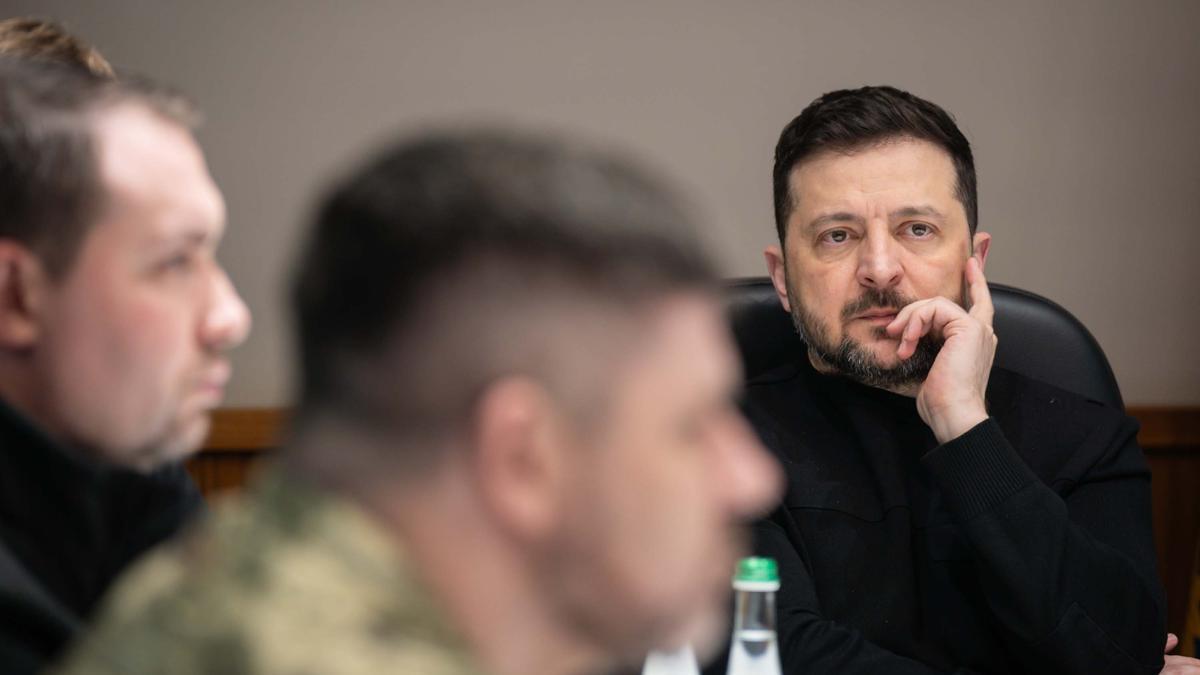 El presidente ucraniano, Volodímir Zelensk, durante la conversación telefónica con los mediadores de la Casa Blanca, Steve Witkoff y Jared Kushner, a 1 de abril de 2026.