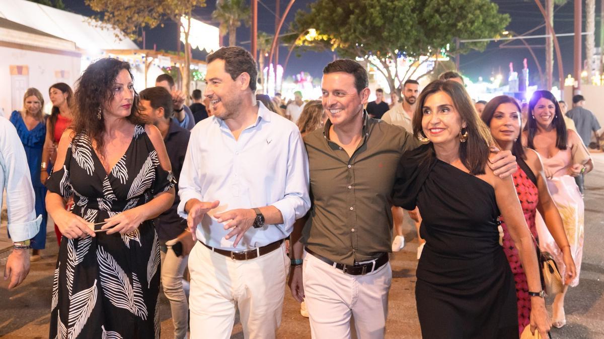 María del Mar Vázquez, Juanma Moreno y Javier Aureliano García, en la feria de Almería