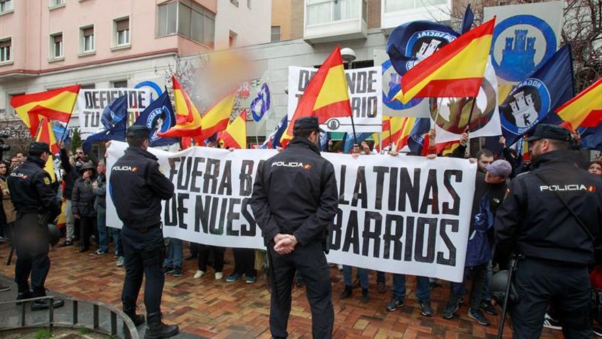 Decenas de simpatizantes de ultra derecha se concentran en Madrid en contra de las bandas latinas