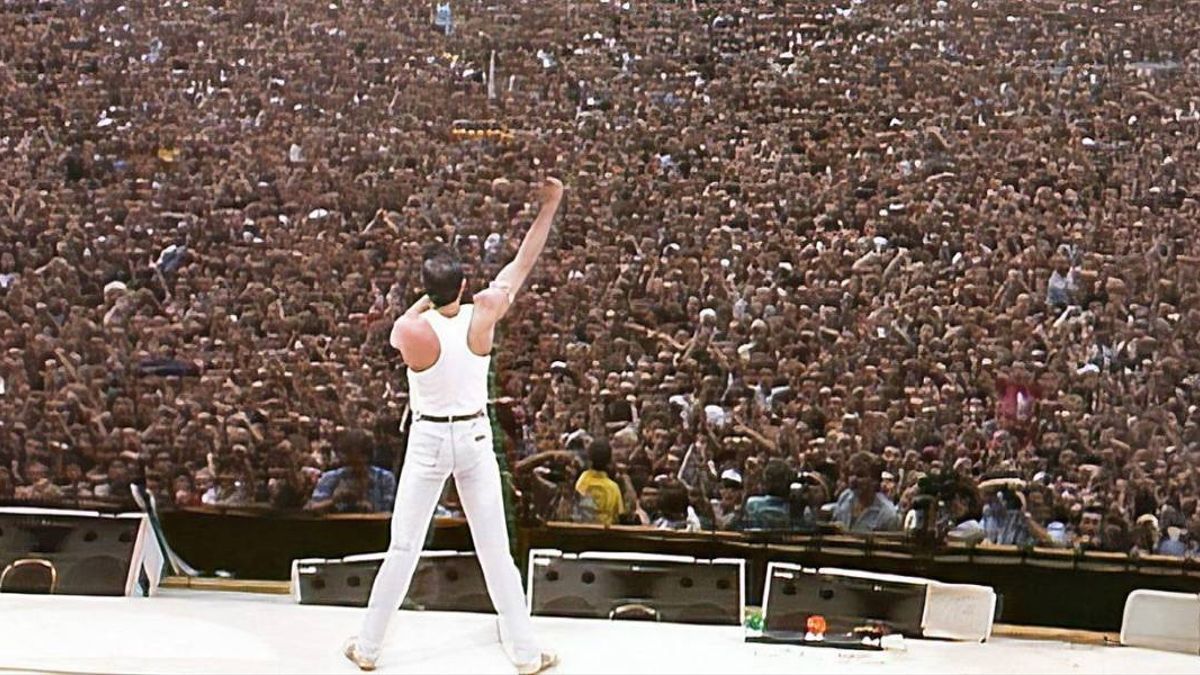 Freddie Mercury durante el concierto de Queen en Wembley