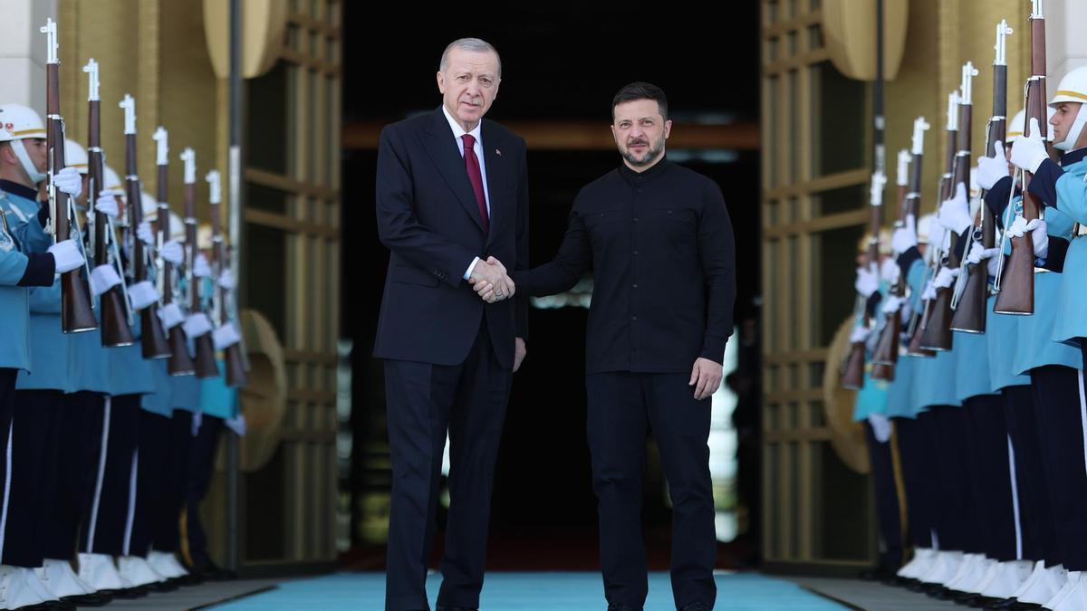 El presidente ucraniano, Volodimir Zelenski, y el presidente turco, Recep Tayyip Erdogan, posando para una foto oficial durante la visita del primero a Ankara.