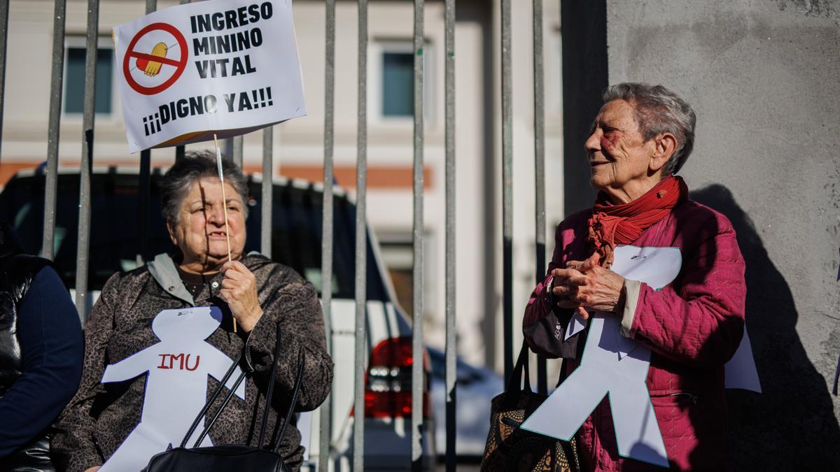 Dos mujeres durante una concentración en defensa de un "ingreso mínimo vital digno" en Madrid.