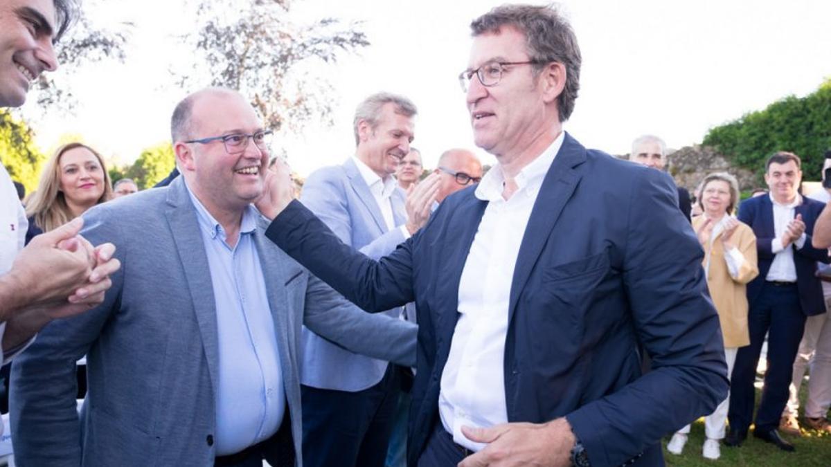 Feijóo, con Tellado en el acto en el que renunciaba a competir por el liderazgo del partido tras la salida de Rajoy.