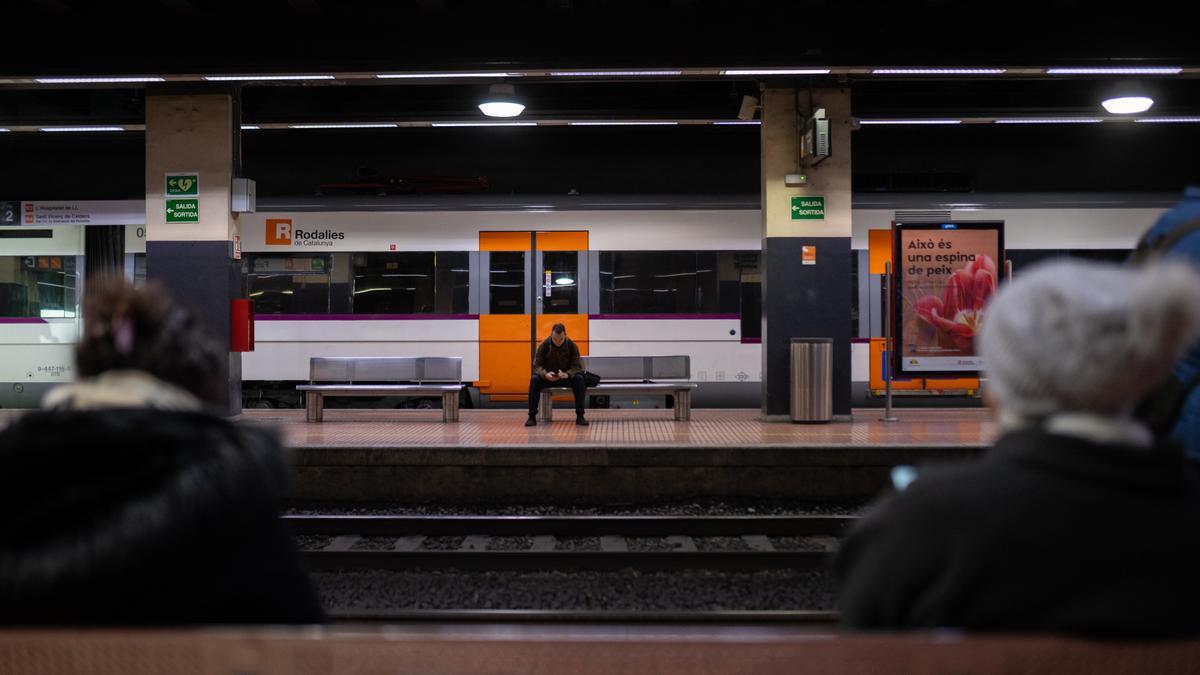 Varias personas esperan a coger un tren en la Estación de Fabra i Puig en Barcelona, Catalunya (España).