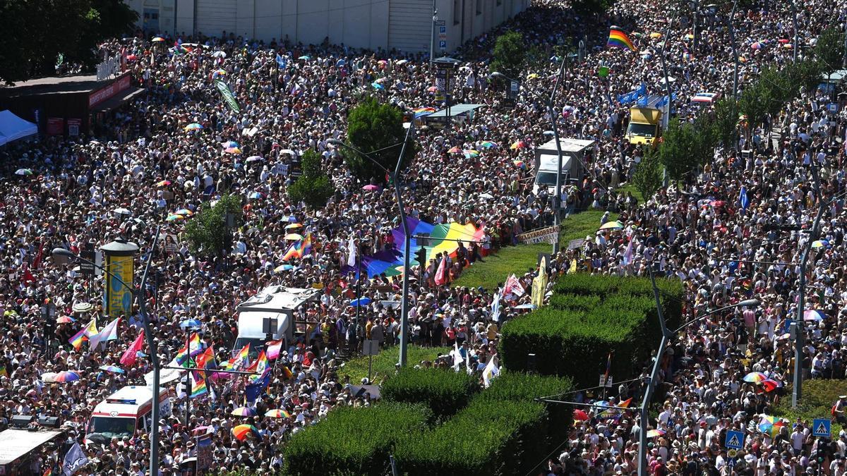 Participantes asisten a la marcha del Orgullo de Budapest.