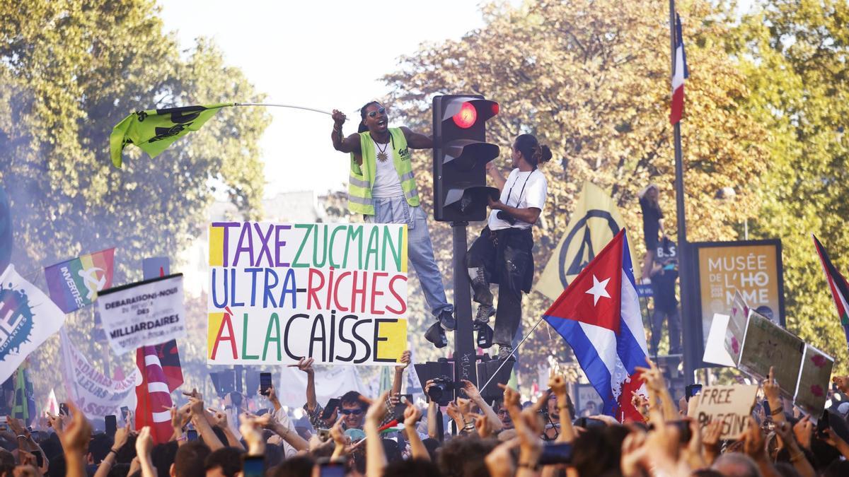 Manifestantes en Francia protestan contra las medidas de austeridad del Gobierno.