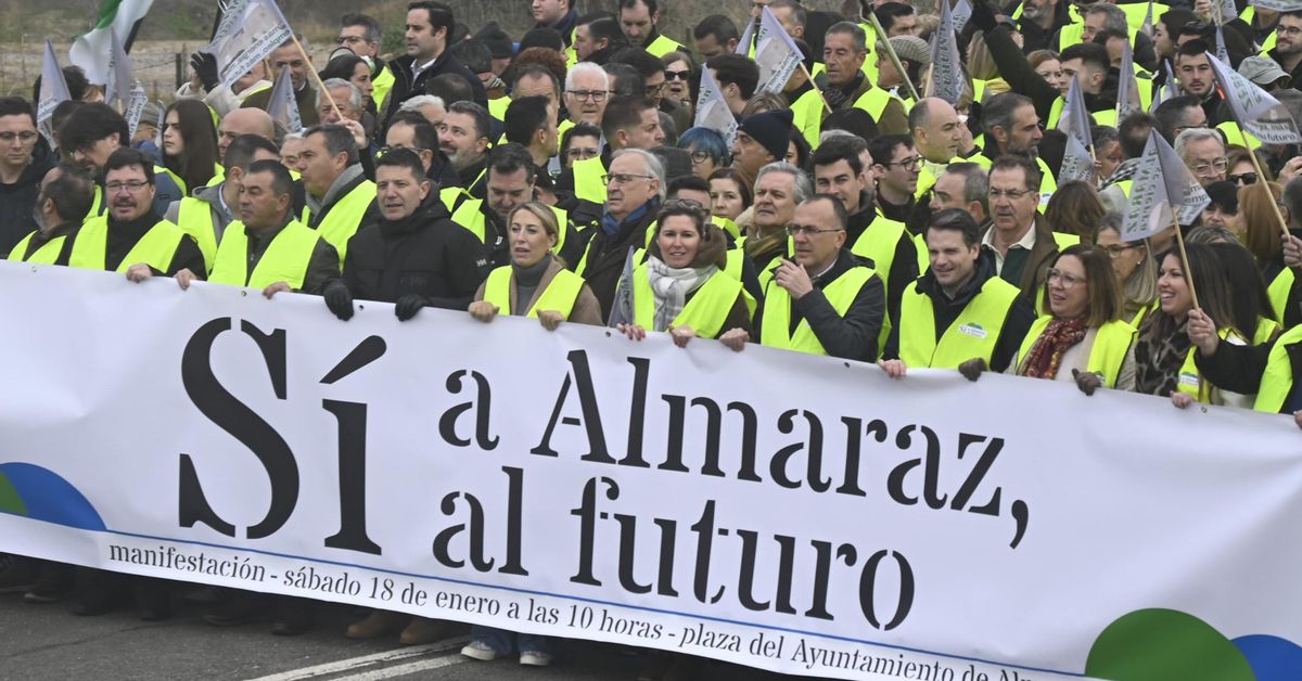 Miles de personas muestran su oposición al cierre de la central nuclear ...