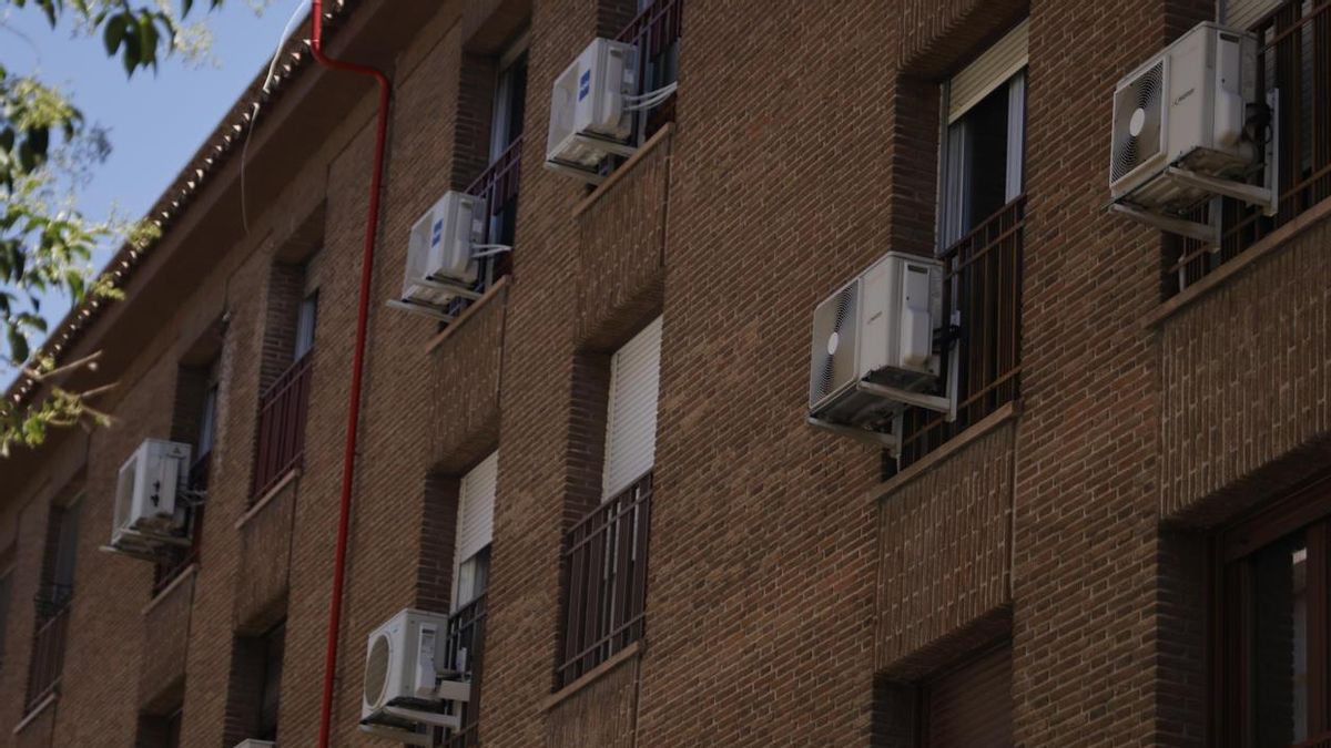 Aparatos de aire acondicionado en una fachada de Madrid, esta semana.