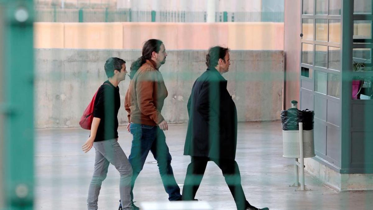 Pablo Iglesias, acompañado por la diputada de En Comú Podem, Lucía Martín, y el teniente de alcalde en el Ayuntamiento de Barcelona, Jaume Asens, a su llegada a la prisión de Lledoners (Barcelona).
