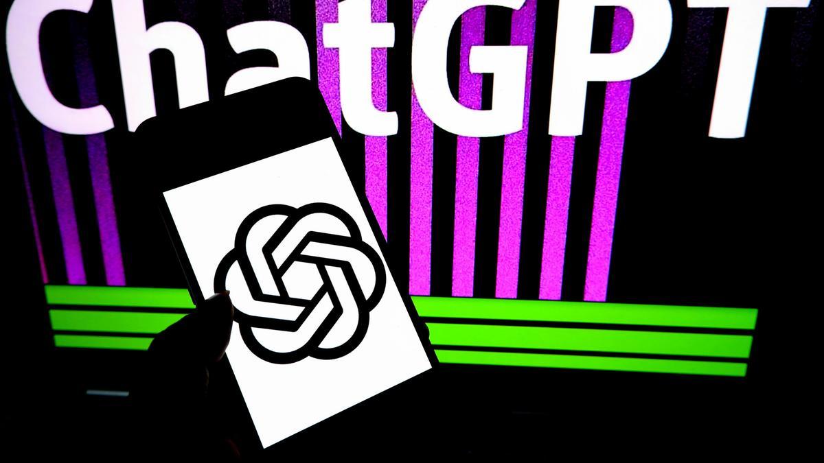 Logotipo de Open AI ljunto a una pantalla en la que se lee ChatGPT