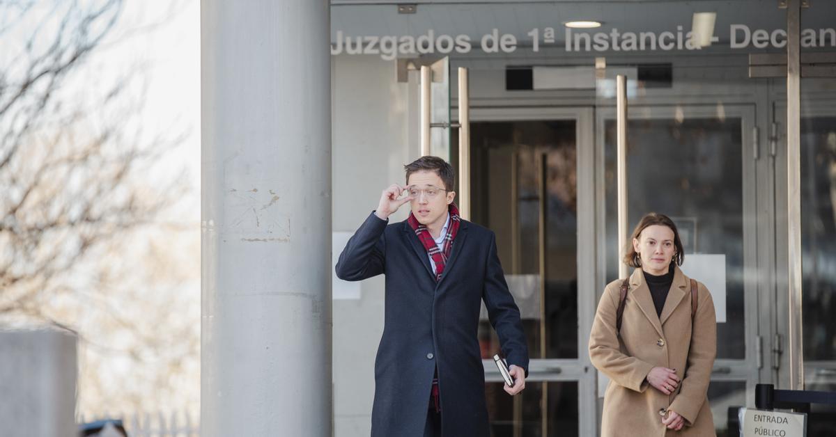 El juez envía a Errejón al banquillo por la presunta agresión sexual a Elisa Mouliaá