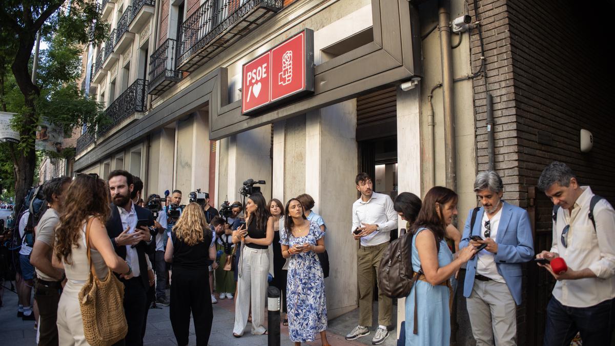 Periodistas a las puertas de la sede federal del PSOE en la calle Ferraz.