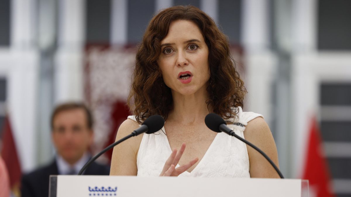 Isabel Díaz Ayuso durante el acto de entrega de las ‘Palomas de Bronce de Bomberos de Madrid’.