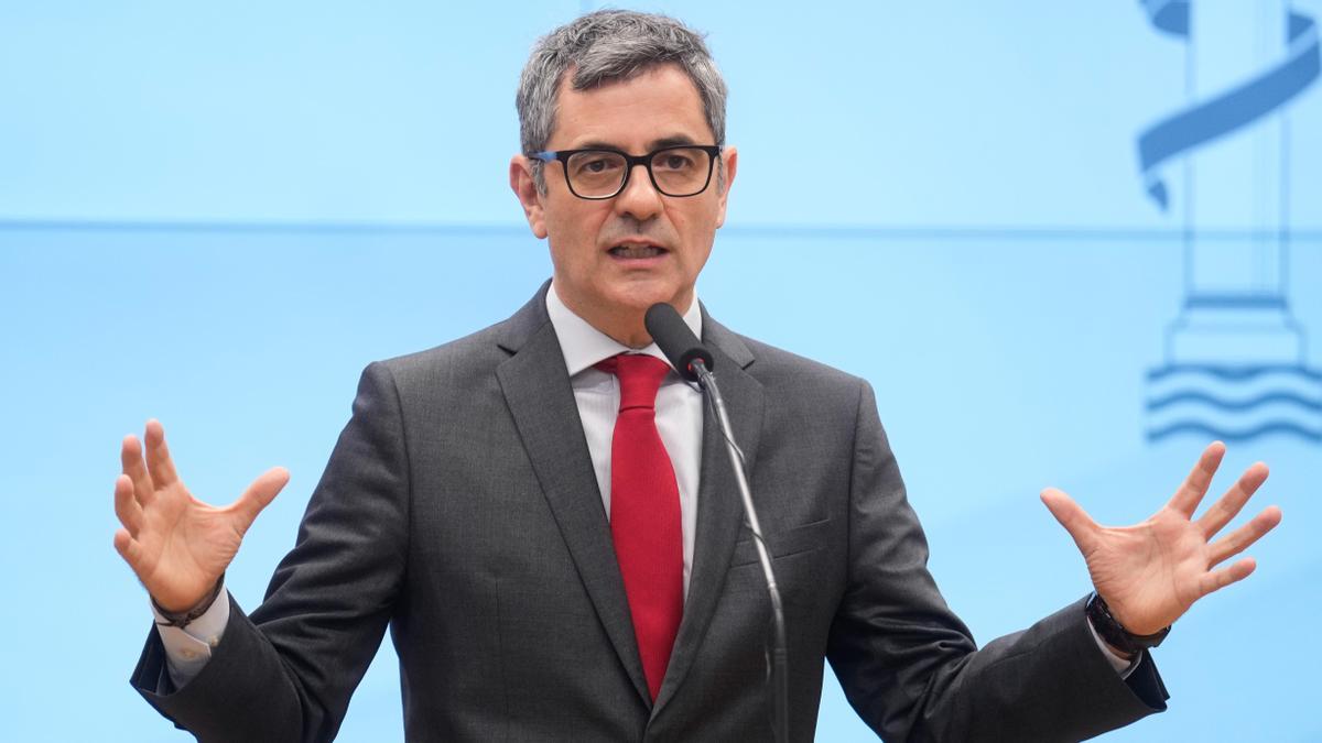 El ministro de la Presidencia, Justicia y Relaciones con las Cortes, Félix Bolaños, atiende a los medios de comunicación.