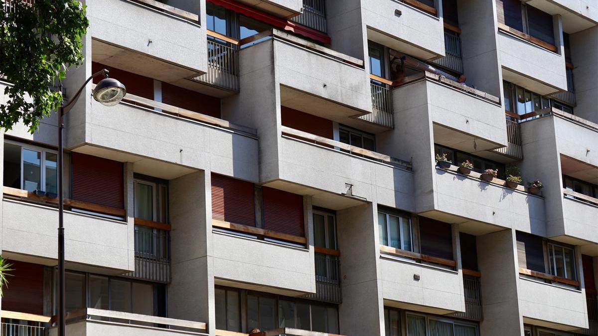 Fachada de un edificio en el distrito 15 de París, el 30 de junio de 2025.