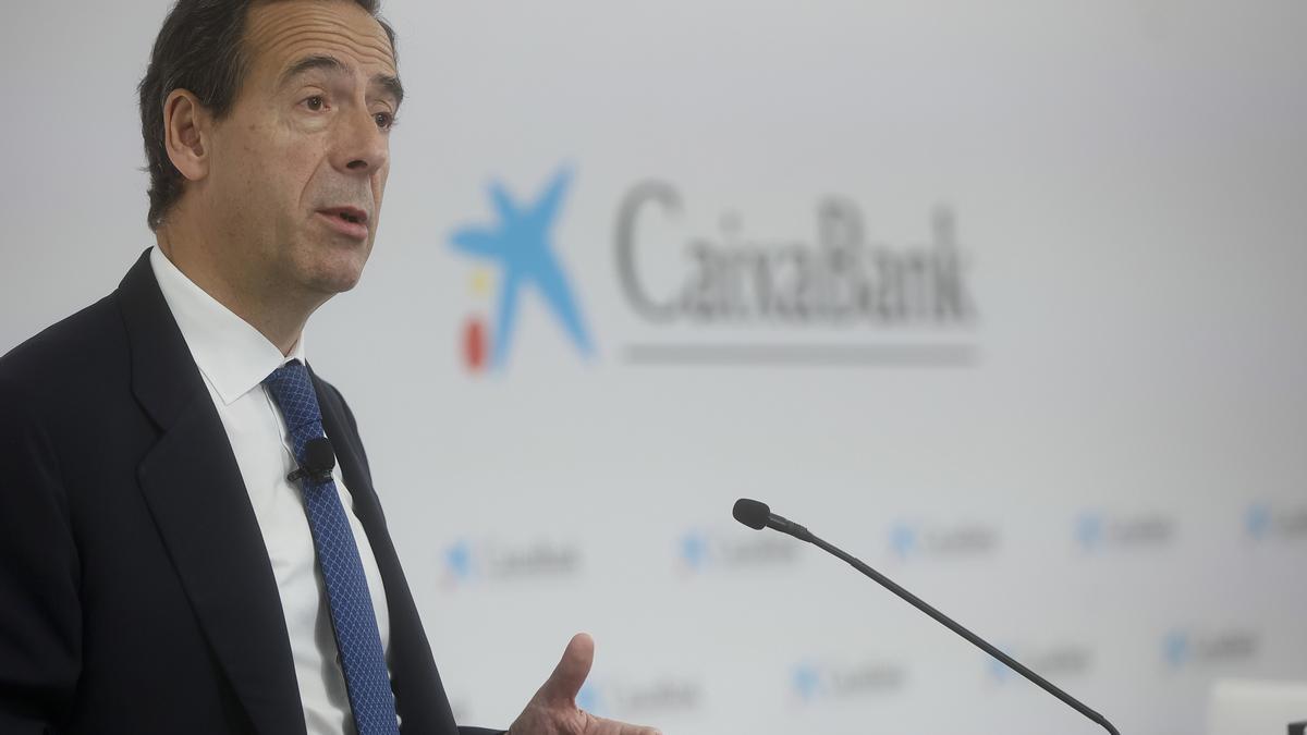 El consejero delegado de Caixabank, Gonzalo Cortázar, interviene durante la presentación de los resultados de CaixaBank correspondientes al ejercicio 2022, a 3 de febrero de 2023, en Valencia, Comunidad Valenciana (España). CaixaBank tuvo un beneficio net