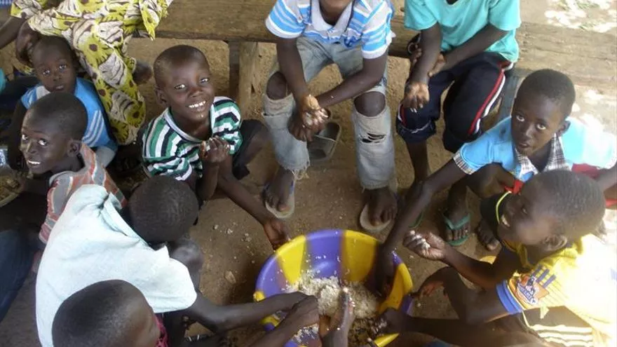 Un grupo de niños en Bamako comen del mismo recipiente.