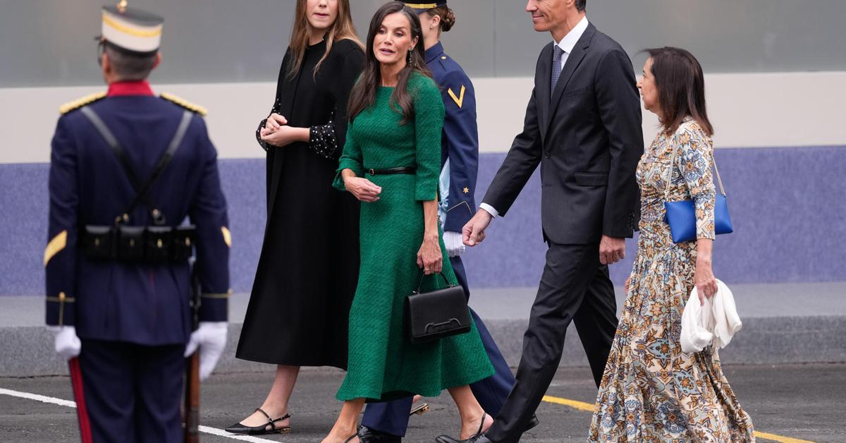 Sánchez, recibido y despedido con pitos y abucheos en el desfile de la Fiesta Nacional