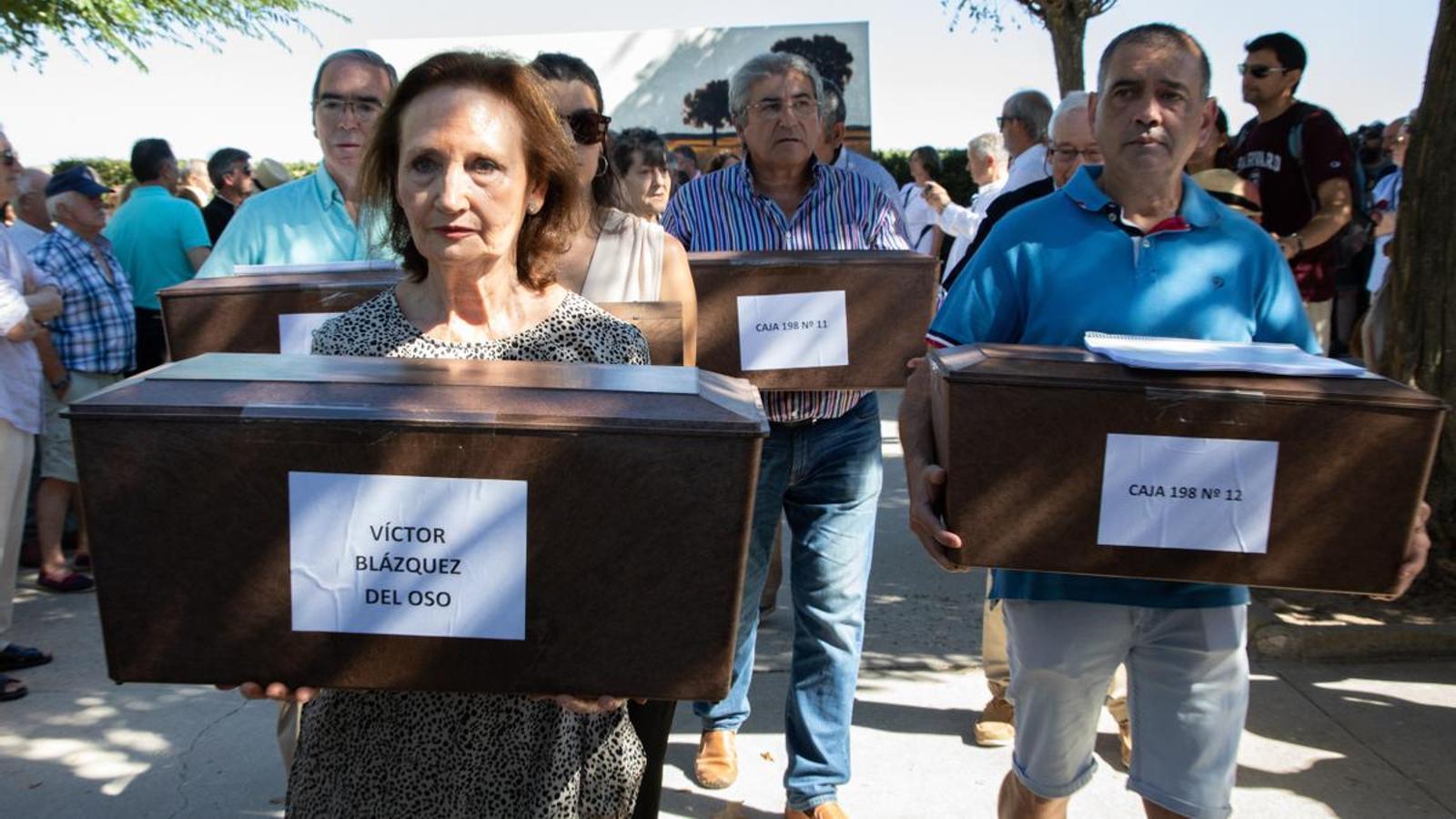 Familiares con algunas de las cajas con los restos