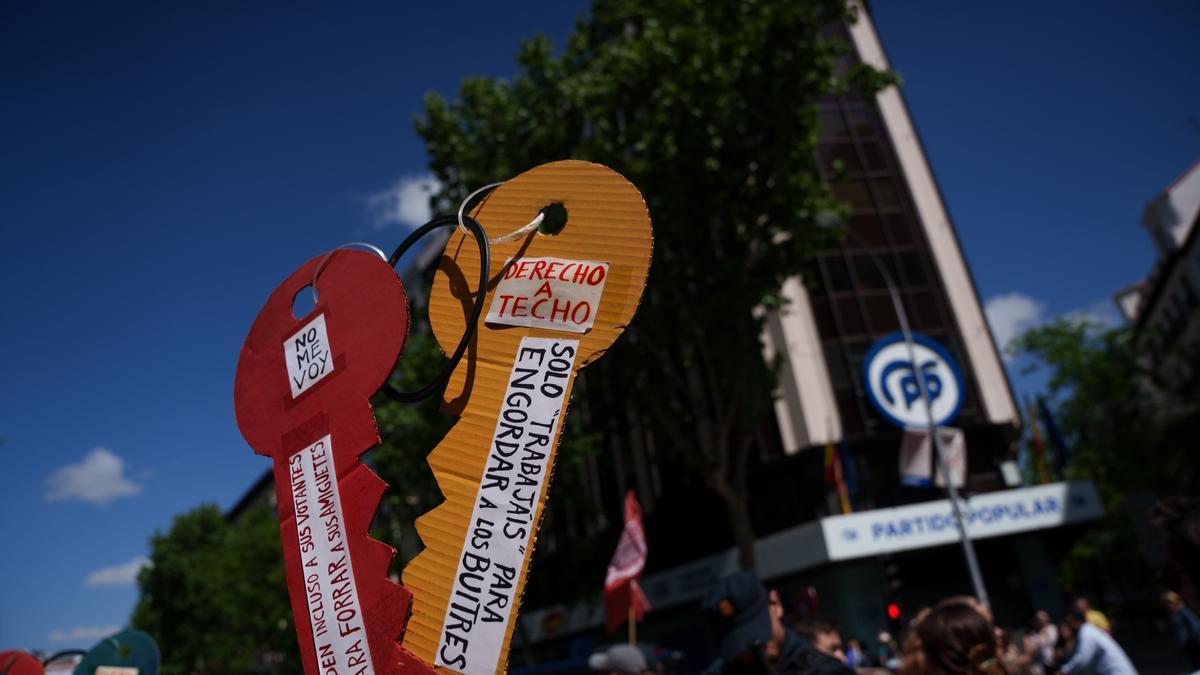 Una pancarta durante la concentración por la prórroga de alquileres frente a la sede del PP en Madrid.
