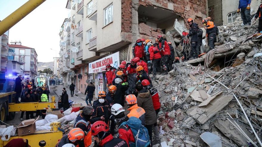 Los equipos de rescate recuperan un cuerpo de los escombros de un edificio destruido después del terremoto en Elazig, Turquía.