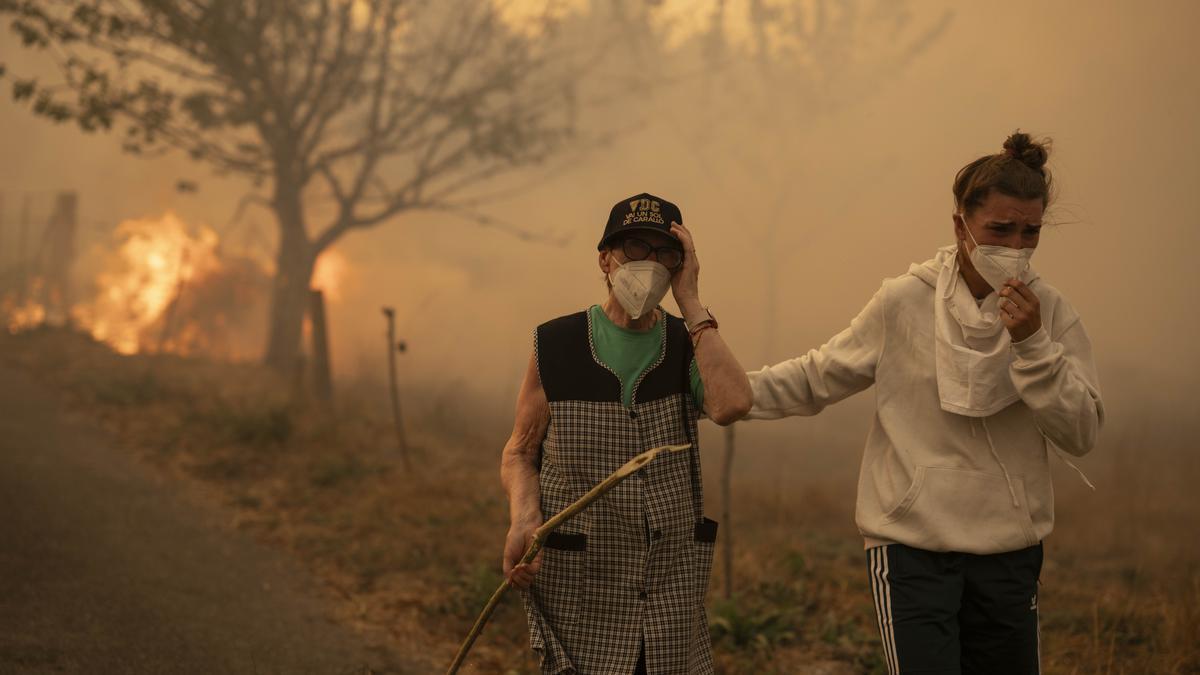 Vecinos trabajan en labores de extinción del incendio forestal de Carballeda de Avia (Ourense) este domingo.