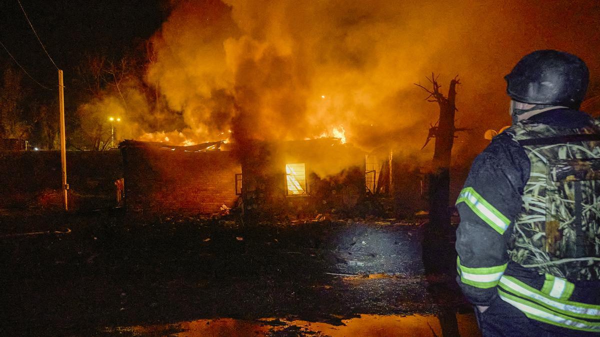 Rescatistas ucranianos trabajan en el lugar de un ataque ruso contra una zona residencial en Járkov.