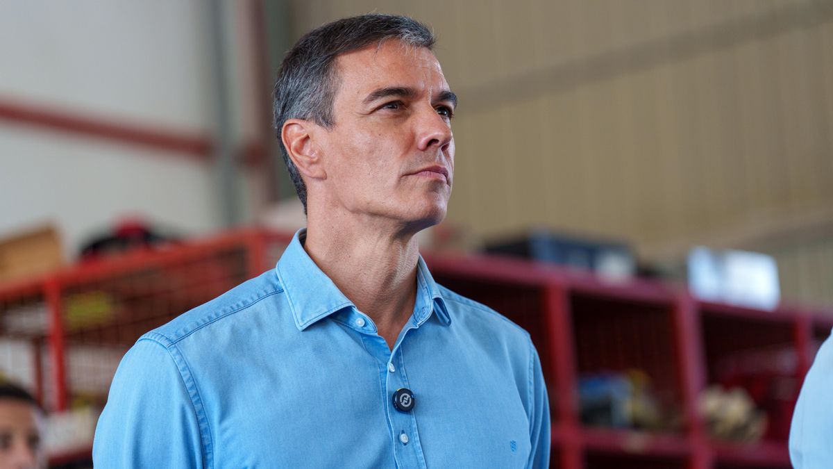 El presidente del Gobierno, Pedro Sánchez, visita el puesto de mando avanzado del incendio forestal de Los Gallardos (Almería).