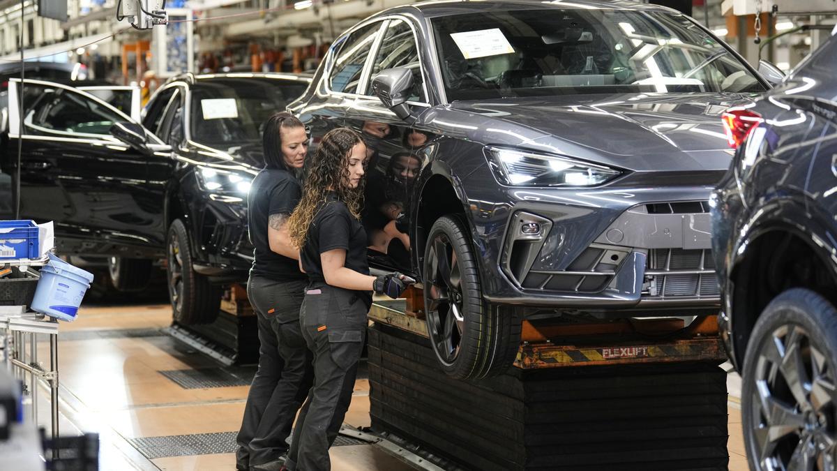 Dos operarias trabajando en la cadena de montaje de la factoría de Seat en Martorell (Barcelona).