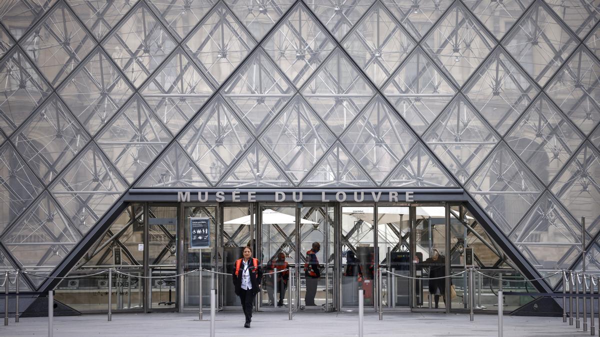 Vista exterior del Museo del Louvre un día después de un robo en París, Francia, 20 de octubre de 2025.