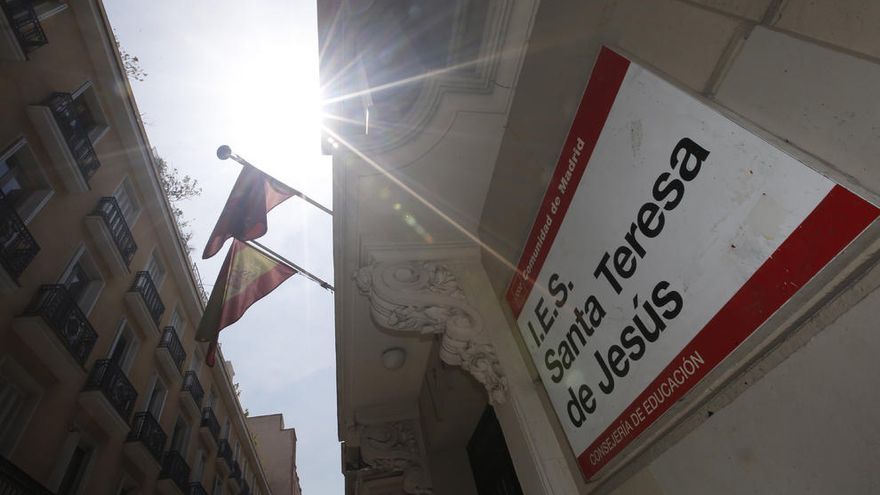 Fachada del IES Santa Teresa de Jesús, donde se ha detenido a una profesora por insultos a sus alumnos.