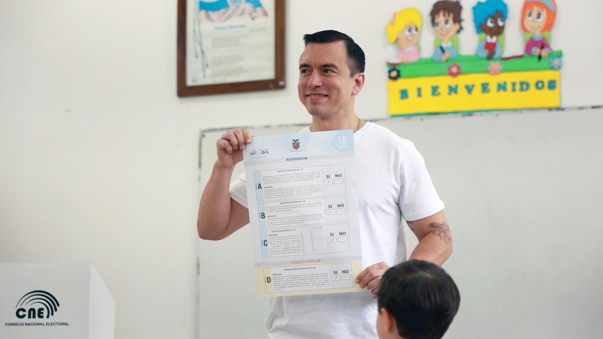 El presidente de Ecuador, Daniel Noboa, posa después de votar para el referéndum este domingo.