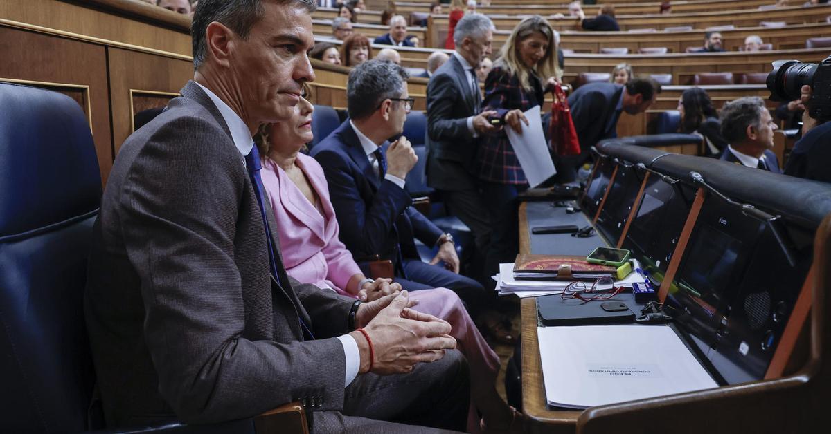 Sánchez anuncia la inminente publicación de símbolos franquistas para su retirada