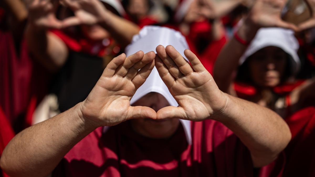 Igualdad y la Fiscalía se atascan en la batalla contra las webs de vientres de alquiler