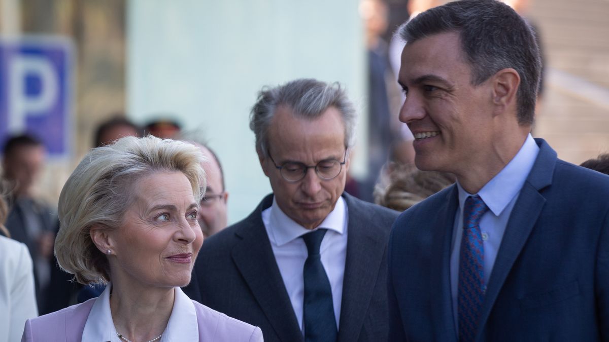 La presidenta de la Comisión Europea, Ursula Von der Leyen; el presidente del Cercle d’Economia, Javier Faus y el presidente del Gobierno, Pedro Sánchez