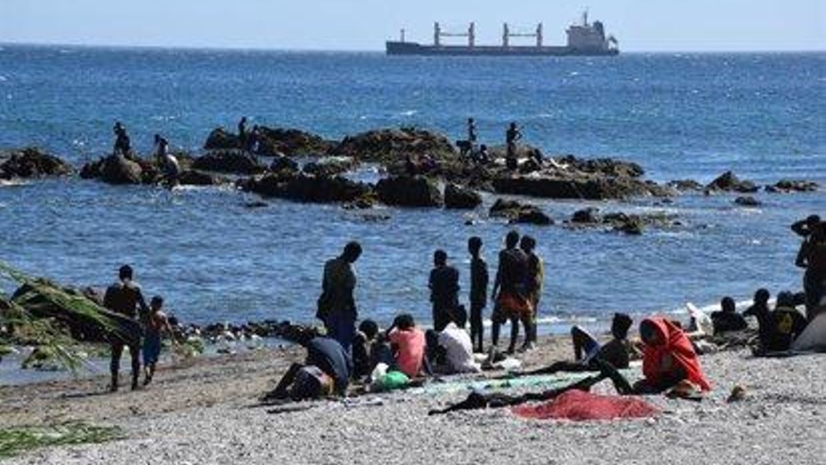 Varias personas en la playa del Trampolín, a 5 de agosto de 2026, en Ceuta.
