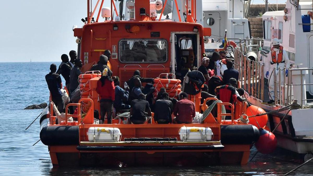 Salvamento Marítimo traslada al puerto de Almería a los migrantes rescatados durante la mañana de este sábado.