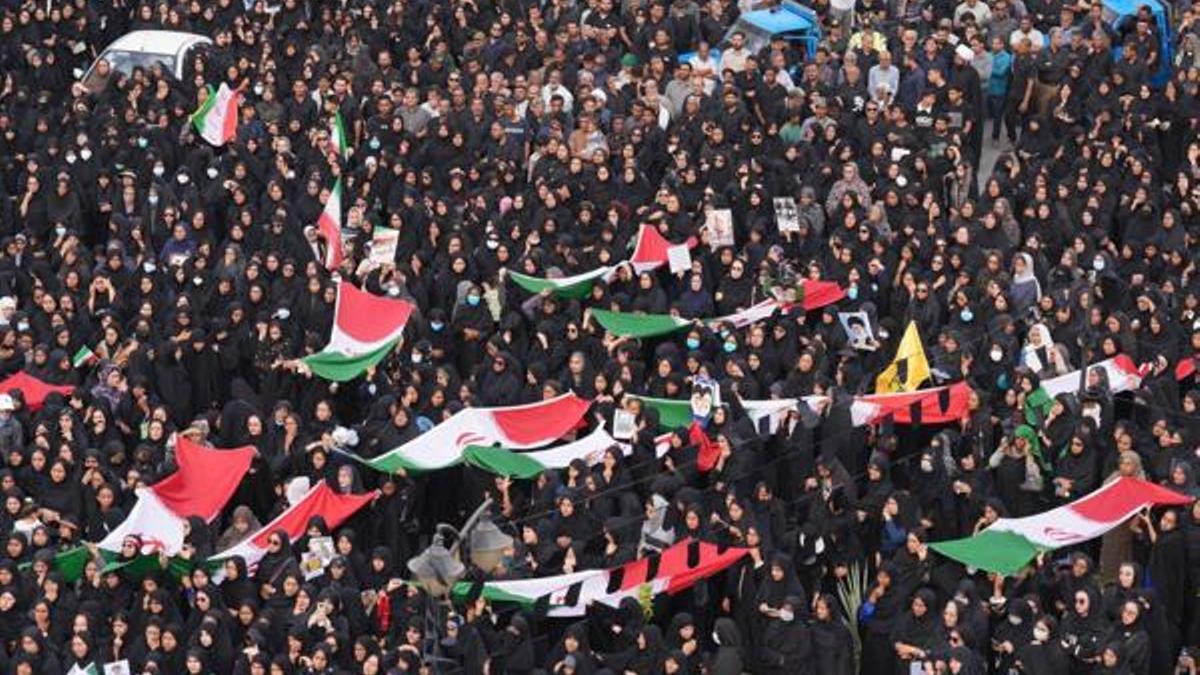 Iraníes participando en el funeral de las víctimas de un ataque aéreo contra una escuela de niñas en la ciudad de Minab, en el sur de Irán.