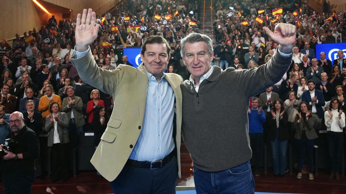 Alfonso Fernández Mañueco y Alberto Núñez feijóo posan para los informadores gráficos en un acto de campaña en Ávila.