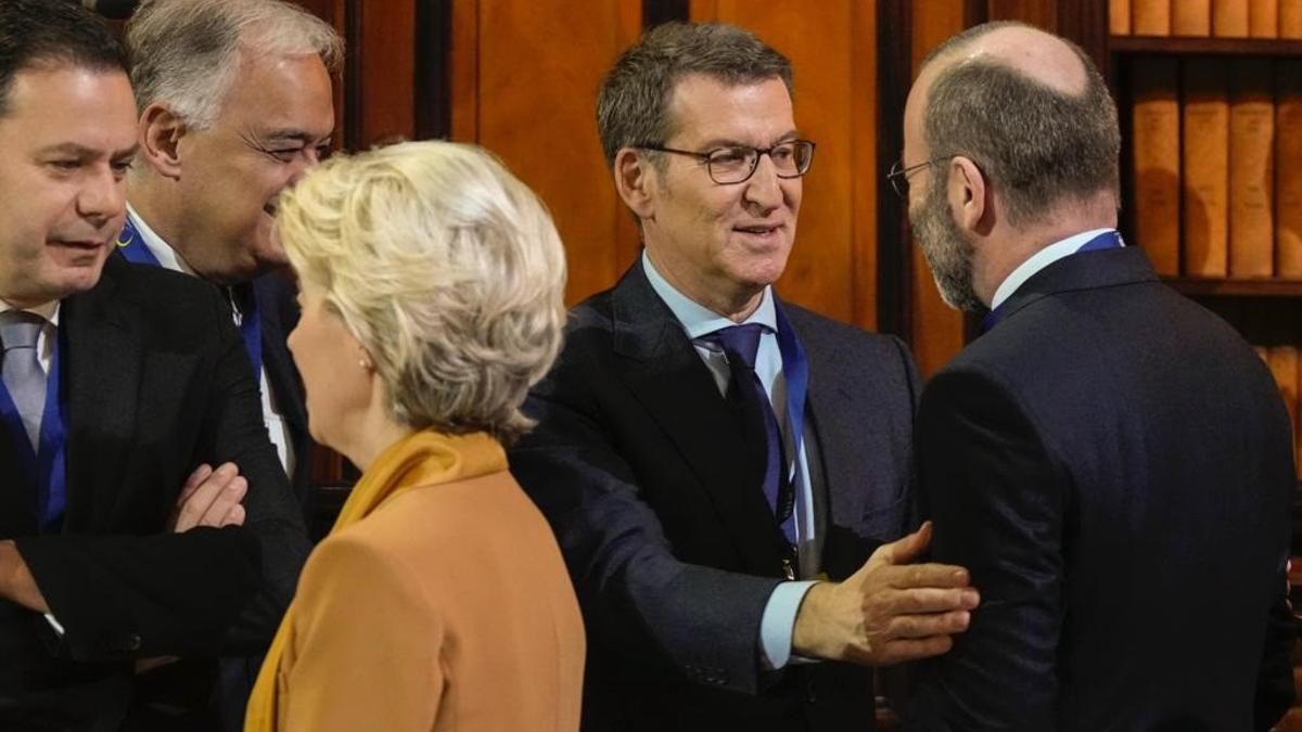 Archivo - El presidente del PP, Alberto Nuñez Feijóo, con la presidenta de la Comisión Europea, Úrsula Von der Leyen, y al presidente del PPE, Manfred Weber, antes del inicio de la reunión del PPE