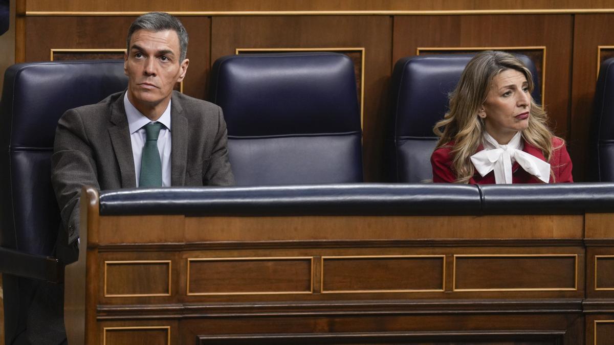 El presidente del Gobierno, Pedro Sánchez, y la vicepresidenta segunda, Yolanda Díaz, durante el pleno extraordinario del Congreso de los Diputados este martes, en Madrid.